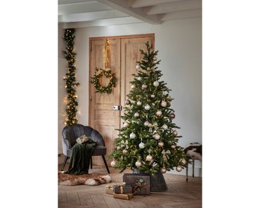 Everlands kunstkerstboom Allison - 240 cm  - afbeelding 3