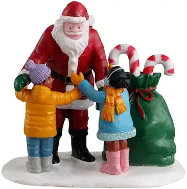 Lemax santa gets a hug kerstdorp figuur